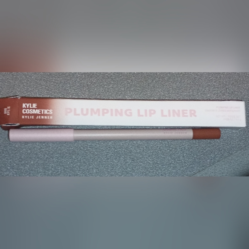 KYLIE Plumping Lip Liner Pencil in 808 Kylie
